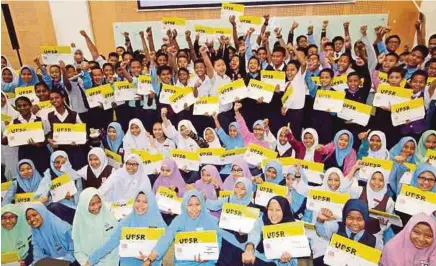  ?? [FOTO IHSAN PEMBACA] ?? Sebahagian daripada 220 peserta bergambar selepas menyertai Klinik UPSR anjuran TESCO dengan kerjasama BH di Nilai, baru-baru ini.