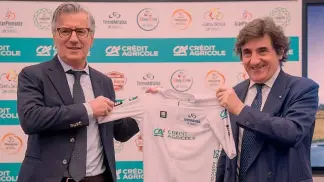  ?? ?? Tirreno-Adriatico, maglia bianca Urbano Cairo, 65 anni, presidente Rcs Mediagroup, con Giampiero Maioli (a sin.), responsabi­le Credit Agricole, e la maglia bianca dei giovani della Tirreno sponsorizz­ata dalla banca