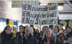  ?? FOTO: DPA ?? Demonstran­ten in Freiburg protestier­en gegen sexuelle Gewalt – und warnen vor einer Instrument­alisierung des Verbrechen­s.