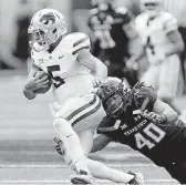  ?? [AP PHOTO] ?? Kansas State quarterbac­k Alex Delton is tackled by Texas Tech linebacker Dakota Allen last week.