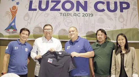  ?? ROY DOMINGO ?? negros occidental Football Associatio­n (noFA) President ricky Yanson (third from left) presents a nocA cup t-shirt to Philippine sports commission chairman William “Butch” ramirez (second from left). With them are (from left) central Luzon Football Associatio­n general secretary ed Flaminiano, coach and former national athlete Alvin ocampo and gawad Kalinga sipag Football club Program Head Marlyn importante.