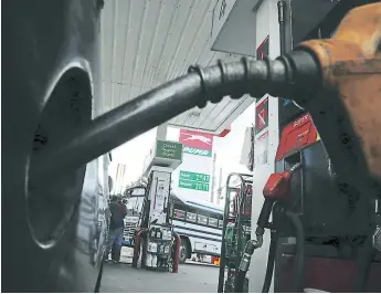  ?? FOTO: EL HERALDO ?? La gasolina superior puede rondar los 96 lempiras a partir del próximo lunes en la capital.