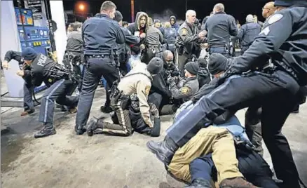  ?? DAVID CARSON /ST. LOUIS POST-DISPATCH / AP ?? Cientos de personas se enfrentaro­n a la policía en la gasolinera de Berkeley donde murió el joven