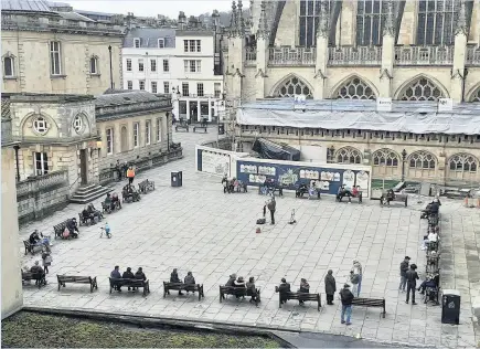  ??  ?? A photo taken by Aida Lirola on Sunday, February 21, shows people outside Bath Abbey despite lockdown