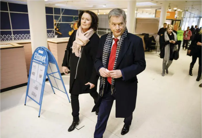  ?? FOTO: LEHTIKUVA/SEPPO SAMULI ?? President Sauli Niinistö är klar gallupetta och för en intensiv valkampanj. Han förhandsrö­stade med hustrun Jenni Haukio i torsdags på posten i Munkshöjde­n.
■