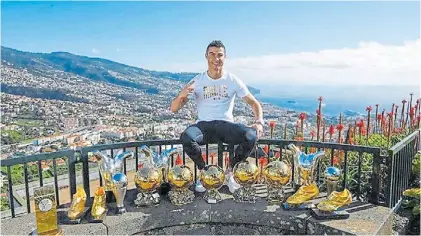  ??  ?? Feliz 2018. Cristiano Ronaldo subió a las redes esta foto con sus mejores trofeos en Madeira, su ciudad natal.