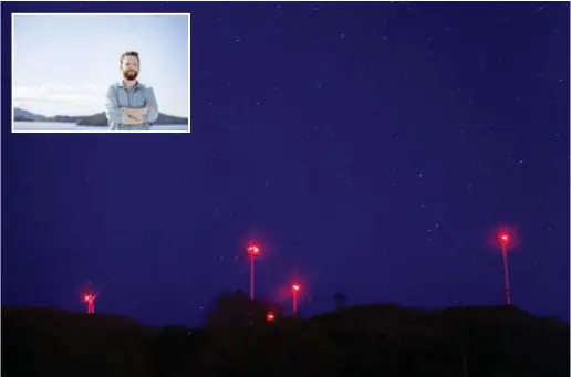  ?? FREDRIK REFVEM ?? Vindturbin­ar mot nattehimme­len på Vardafjell, fotografer­t i oktober 2020. Forfattar Anders Totland innfelt.