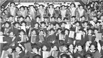  ??  ?? Shafie posing with the graduates of Kolej Teknikal Yayasan Sabah.