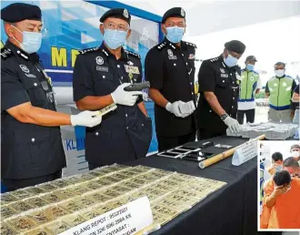  ?? — KK SHAM/The Star ?? Large haul: Comm Arjunaidi (second from left) showing the pistol and gold bars as well as other seized items during a press conference at South Klang police headquarte­rs in Klang. (Inset) Police escorting the suspects to court in Klang.