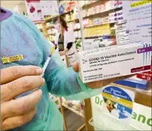  ??  ?? Les pharmacies font désormais face à une nouvelle problémati­que : de plus en plus de personnes, déjà vaccinées par ailleurs se désistent, ce qui complique l’organisati­on des demi-journées dédiées.