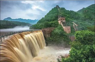  ?? YANG DONG / FOR CHINA DAILY ?? A magnificen­t waterfall is seen at the Huanghuach­eng Great Wall Reservoir in Beijing’s Huairou district on Sunday after heavy rain battered the capital.