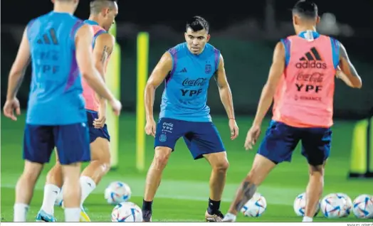  ?? MANUEL GÓMEZ ?? Marcos Acuña, expectante ante Lautaro Martínez durante un rondo en la concentrac­ión de Argentina en Qatar, ayer.