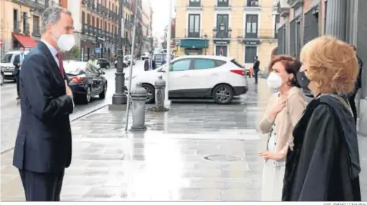  ?? JOSÉ JIMÉNEZ / CASA REAL ?? Felipe VI es recibido ayer en el Consejo de Estado por la vicepresid­enta del Gobierno Carmen Calvo y la presidenta del órgano, Teresa Fernández de la Vega.