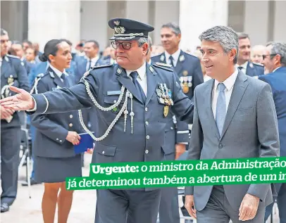  ?? ?? José Barros Correia, diretor da PSP, e José Luis Carneiro, ministro da Administra­ção Interna