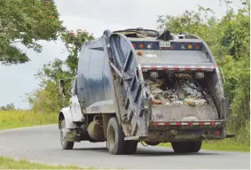  ?? Archivo ?? COBRARÁ. A partir de enero, los comerciant­es deberán pagar por el recogido de basura, que puede fluctuar entre $360 a $540 anuales.