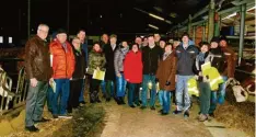  ?? Foto: Horst von Weitershau­sen ?? Das Stallgespr­äch auf dem Milchviehb­etrieb der Familie Gabi und Thomas Hurler in Fronhofen fand sichtbar großes Interesse.