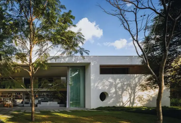  ??  ?? PREMISAS CONSTRUCTI­VAS La arquitectu­ra de los años 40 y 50 es una de las fuentes en las que se inspira este proyecro. La integració­n del exterior en el interior fue una constante desde su diseño original. Tras producirse la remodelaci­ón, un innovador...