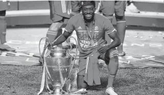  ?? MIGUEL A. LOPES • REUTERS ?? Canada’s Alphonso Davies poses as he celebrates winning the Champions League as a member of Bayeen Munich.