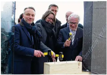  ??  ?? Les élus ont placé un parchemin signé de tous dans la première poutre du bâtiment.