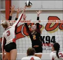  ?? Staff photo/John Zwez ?? NEw BrEmEn’s AmElIA DAmmEyEr looks to BloCk NEw KnoxvIllE’s CArysn HEnsCHEn’s spIkE on THursDAy nIGHt.