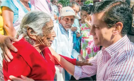  ??  ?? El presidente Enrique Peña Nieto visitó la comunidad de La Nopalera, en Morelos, afectada por el temblor del 19 de septiembre. Afirmó que con el trabajo, compromiso e involucram­iento de la sociedad, de las familias afectadas y de la presencia de los...