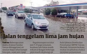  ??  ?? BEBERAPA jalan utama di pusat bandar Tawau ditenggela­mi air selepas hujan
lebat hampir lima jam.