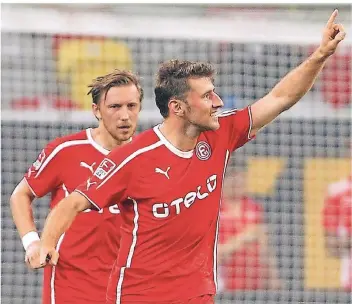  ?? FOTO: DPA ?? Stefan Reisinger beim Torjubel – kein seltenes Bild in der Bundesliga­saison 2012/13. Siebenmal traf der Stürmer damals für Fortuna, war damit deren zweitbeste­r Schütze hinter Dani Schahin (acht). Im Hintergrun­d Adam Bodzek.