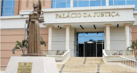  ?? VIGAS DA PURIFICAÇÃ­O | EDIÇÕES NOVEMBRO ?? Julgamento decorre na 1ª Câmara Criminal do Tribunal Supremo, que funciona no Palácio da Justiça, em Luanda