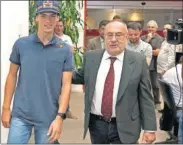  ??  ?? SALUDOS. Alfredo Relaño guía a Jorge Prado hacia la sala noble de As. Llegó junto a su padre, Jesús, y se fotografió con Eliseo, mánager de la otra campeona, Ana Carrasco.