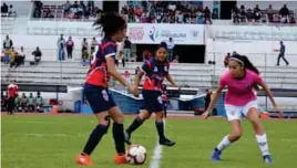  ??  ?? OBJETIVO. Sumar puntos es el objetivo de las jugadoras del Quito FC en Santo Domingo.