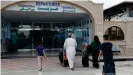  ??  ?? Una escena común en el aeropuerto internacio­nal de Kabul, capital de Afganistán, que se es ahora el único lugar de escape ante la inminente llegada de los talibanes.