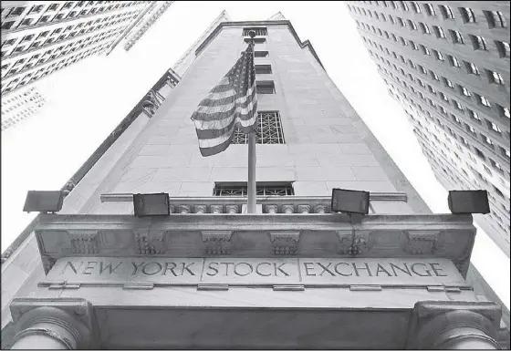  ?? REUTERS ?? The American flag flies above the Wall St. entrance to the New York Stock Exchange. Financial markets had started pricing in a greater chance of a rate hike on Sept. 21 on the back of a series of hawkish speeches.