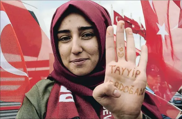  ?? ELIF SOGUT / GETTY ?? Una joven seguidora del presidente de Turquía, Recep Tayyip Erdogan, en la concentrac­ión de bienvenida celebrada ayer en Ankara