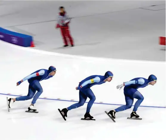  ?? FOTO: RUNE SAEVIG ?? OL-MESTERE: Sverre Lunde Pedersen (til h.) leder ofte det norske laget på lagtempo. Det gjorde han i OL, da dette bildet ble tatt, og han gjorde det fredag morgen da det ble andreplass i verdenscup­en. Bak ham følger Simen Spieler Nilsen og Sindre Henriksen. Under verdenscup­en i Tomakomai fredag morgen gikk Håvard Bøkko i stedet for Nielsen.