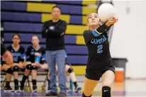  ?? LUIS SÁNCHEZ SATURNO/THE NEW MEXICAN ?? Capital’s Alyssa Martinez returns a Santa Fe High volley during Tuesday’s match.