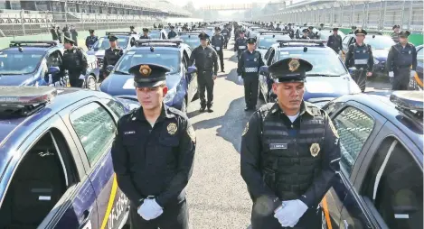  ??  ?? En el Autódromo Hermanos Rodríguez, Miguel Ángel Mancera entregó las nuevas unidades a elementos de la Secretaría de Seguridad Pública capitalina.