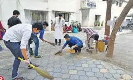  ??  ?? 2. Students of Nerul’s SIES College give Vashi policemen a Diwali gift by cleaning the police station premises.