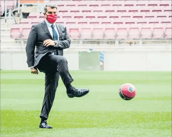  ?? LLIBERT TEIXIDÓ ?? Joan Laporta xuta una pilota a la gespa del Camp Nou durant la campanya electoral