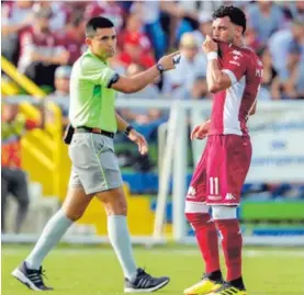  ?? JOSÉ CORDERO ?? Michael Barrantes besó el escudo de Saprissa, luego de anotar un gol de media distancia ante la UCR en el Cuty Monge.