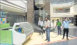  ?? RITESH YADAV/HT ?? ■
Sanitizati­on exercise underway inside a mall in Lucknow ahead of its reopening on June 8.