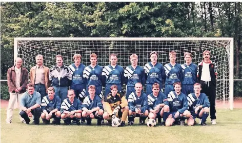  ?? FOTO: VEREIN ?? Der größte Erfolg der Granterath­er Vereinsges­chichte war 1995 der Aufstieg in die Bezirkslig­a. Der gelang diesem Team (obere Reihe v.l.): Obmann Dietmar Stürtz, Siggi Schünzel, Michael Lauer, Dirk Kilkowski, Rex-Duncan Kulessa, Andre Bocks, Thorsten Küppers, Frank Meurer, Erwin Simons, Uwe Simons, Trainer Heinz Schmidt, (untere Reihe v.l.) Willi Jäger, Dirk Jankowski, Alfred Katthagen, Michael Friesinger, Andre Barthel, Thomas Wurl, Frank Friesinger, Michael Nießen und Bernhard Mones.