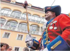  ??  ?? Tambourmaj­or Christoph Müller von der Bürgergard­e hat bei der Eröffnung alles im Griff.