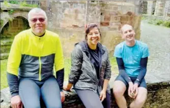  ??  ?? L’équipe « préparatio­n VTT », de gauche à droite : Étienne Bros, Geice Saubion et frère Damien. Photo FDE