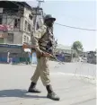  ?? — AFP ?? A paramilita­ry trooper patrols during a one-day strike in Srinagar on Thursday.