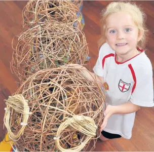  ?? CHRIS WHITEOAK
AN143943 ?? Parsonage Farm Nursery and Infant School pupil Tilly poses next to a wicker sculpture as part of an art exhibition held at the Farnboroug­h school.