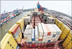  ?? DPA-BILD: MARKS ?? Laut der Studie wird der Anteil der Transporte per Container (im Bild die „MSC Zoe“in Hamburg) abnehmen.