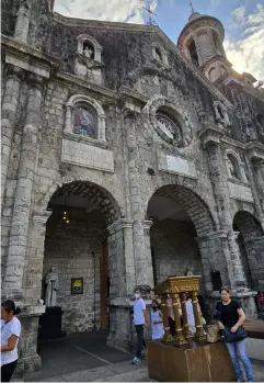  ?? ?? Easter Sunday mass held at the San Sebastian Cathedral in the Diocese of Bacolod on March 31