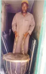  ??  ?? The palace tour guide displaying the drum and beating sticks