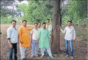  ?? HT ?? Panchayat and cooperativ­e society members in Chindgaon Tamoli village inspect trees before extending a loan.