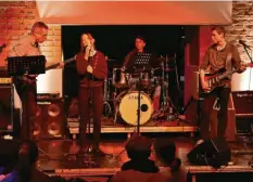  ?? Foto: Thorsten Jordan ?? Die „Pulli Band“der landsberg music school bei ihrer Weltpremie­re im Landsberge­r Stadttheat­er.